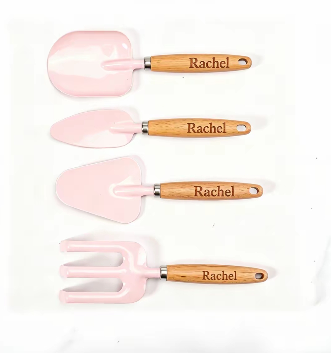 パーソナライズされた名前入りミニ木製ハンドル園芸工具セット4 - Gardening Tools Names のレビューと価格